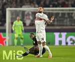 20.10.2026, Fussball UEFA Champions-League League 2026/2027, 3.Spieltag, VfB Stuttgart - Atletico Madrid, in der MHP-Arena Stuttgart, Jeff Chabot (Stuttgart) setzt sich durch
  

