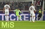 20.10.2026, Fussball UEFA Champions-League League 2026/2027, 3.Spieltag, VfB Stuttgart - Atletico Madrid, in der MHP-Arena Stuttgart, Torwart Dennis Seimen (Stuttgart) am Ball.
  

