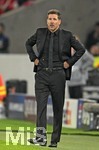 20.10.2026, Fussball UEFA Champions-League League 2026/2027, 3.Spieltag, VfB Stuttgart - Atletico Madrid, in der MHP-Arena Stuttgart, 
  Trainer Diego Simeone (Atletico Madrid) nachdenklich.

