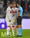 20.10.2026, Fussball UEFA Champions-League League 2026/2027, 3.Spieltag, VfB Stuttgart - Atletico Madrid, in der MHP-Arena Stuttgart, Schiedsrichter Serdar Gözübüyük (NED) spricht mit Angelo Stiller (Stuttgart) und Deniz Undav (Stuttgart) 
  

