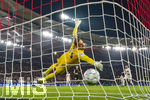 20.10.2026, Fussball UEFA Champions-League League 2026/2027, 3.Spieltag, VfB Stuttgart - Atletico Madrid, in der MHP-Arena Stuttgart, Torwart Jan Oblak (Atletico Madrid) fliegt vergeblich, der Ball landet im Netz, Tor zum 1:0 für Stuttgart.