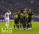 20.10.2026, Fussball UEFA Champions-League League 2026/2027, 3.Spieltag, VfB Stuttgart - Atletico Madrid, in der MHP-Arena Stuttgart, Torjubel Julian Alvarez (mitte, Atletico Madrid) mit Giuliano Simeone (li, Atletico Madrid) zum 1:1, links fasst sich Angelo Stiller (Stuttgart) an den Kopf.