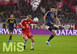 21.10.2026, Fussball UEFA Championsleague 2026/2027: 3.Spieltag,  FC Bayern München - FC Arsenal, in der Allianz-Arena München, Konrad Laimer (FC Bayern München) setzt sich durch,

