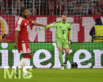 21.10.2026, Fussball UEFA Championsleague 2026/2027: 3.Spieltag,  FC Bayern München - FC Arsenal, in der Allianz-Arena München, v.l. Serge Gnabry (FC Bayern München) und Torwart Manuel Neuer (FC Bayern München) der schreit.
  

