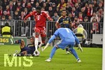 21.10.2026, Fussball UEFA Championsleague 2026/2027: 3.Spieltag,  FC Bayern München - FC Arsenal, in der Allianz-Arena München, Alphonso Davies (FC Bayern München) gegen Torwart David Raya (FC Arsenal) 
  

