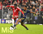 21.10.2026, Fussball UEFA Championsleague 2026/2027: 3.Spieltag,  FC Bayern München - FC Arsenal, in der Allianz-Arena München, v.l. Alphonso Davies (FC Bayern München) gegen Jurrien Timber (FC Arsenal) 
  

