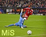 21.10.2026, Fussball UEFA Championsleague 2026/2027: 3.Spieltag,  FC Bayern München - FC Arsenal, in der Allianz-Arena München, 
  v.l. Torwart David Raya (FC Arsenal) kassiert das 1:1 von Alphonso Davies (FC Bayern München) 

