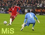 21.10.2026, Fussball UEFA Championsleague 2026/2027: 3.Spieltag,  FC Bayern München - FC Arsenal, in der Allianz-Arena München, Treffer zum 1:1 von Alphonso Davies (FC Bayern München) gegen Torwart David Raya (FC Arsenal) 
  

