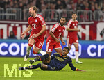 21.10.2026, Fussball UEFA Championsleague 2026/2027: 3.Spieltag,  FC Bayern München - FC Arsenal, in der Allianz-Arena München, Gabriel Magalhaes (FC Arsenal) gegen Harry Kane (FC Bayern München) 
  

