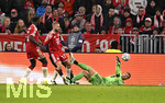 21.10.2026, Fussball UEFA Championsleague 2026/2027: 3.Spieltag,  FC Bayern München - FC Arsenal, in der Allianz-Arena München, v.l. Dayot Upamecano (FC Bayern München), Konrad Laimer (FC Bayern München) und Torwart Manuel Neuer (FC Bayern München) 
  

