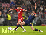 21.10.2026, Fussball UEFA Championsleague 2026/2027: 3.Spieltag,  FC Bayern München - FC Arsenal, in der Allianz-Arena München, v.l. Tom Bischof (FC Bayern München) gegen Declan Rice (FC Arsenal) 
  

