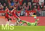 21.10.2026, Fussball UEFA Championsleague 2026/2027: 3.Spieltag,  FC Bayern München - FC Arsenal, in der Allianz-Arena München, v.l. Dayot Upamecano (FC Bayern München), Konrad Laimer (FC Bayern München) und Torwart Manuel Neuer (FC Bayern München) 
  

