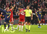 21.10.2026, Fussball UEFA Championsleague 2026/2027: 3.Spieltag,  FC Bayern München - FC Arsenal, in der Allianz-Arena München, Schiedsrichter Davide Massa (Italien) zeigt Elfmeter an
  

