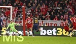 21.10.2026, Fussball UEFA Championsleague 2026/2027: 3.Spieltag,  FC Bayern München - FC Arsenal, in der Allianz-Arena München, Declan Rice (FC Arsenal) trifft zum 2:2 vorbei an Torwart Manuel Neuer (FC Bayern München) 
  

