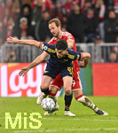21.10.2026, Fussball UEFA Championsleague 2026/2027: 3.Spieltag,  FC Bayern München - FC Arsenal, in der Allianz-Arena München, Declan Rice (FC Arsenal) setzt sich durch gegen Harry Kane (FC Bayern München) 
  

