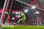 21.10.2026, Fussball UEFA Championsleague 2026/2027: 3.Spieltag,  FC Bayern München - FC Arsenal, in der Allianz-Arena München, Torwart Manuel Neuer (FC Bayern München) wehrt den Ball erfolgreich ab
  

