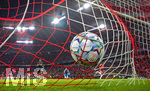 21.10.2026, Fussball UEFA Championsleague 2026/2027: 3.Spieltag,  FC Bayern München - FC Arsenal, in der Allianz-Arena München, Torschuss zum 2:2 von Alphonso Davies (re, FC Bayern München), Torwart David Raya (FC Arsenal) geschlagen am Boden.
  

