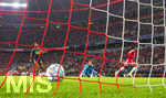 21.10.2026, Fussball UEFA Championsleague 2026/2027: 3.Spieltag,  FC Bayern München - FC Arsenal, in der Allianz-Arena München, Torschuss zum 2:2 von Alphonso Davies (re, FC Bayern München), Torwart David Raya (FC Arsenal) geschlagen am Boden.
  

