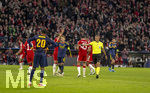 21.10.2026, Fussball UEFA Championsleague 2026/2027: 3.Spieltag,  FC Bayern München - FC Arsenal, in der Allianz-Arena München, Schiedsrichter Davide Massa (Italien)zeigt auf den Elfmeterpunkt wegen Handspiel Arsenal.