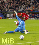 21.10.2026, Fussball UEFA Championsleague 2026/2027: 3.Spieltag,  FC Bayern München - FC Arsenal, in der Allianz-Arena München, Torschuss zum 1:1 von Alphonso Davies (FC Bayern München) gegen Torwart David Raya (FC Arsenal) 
