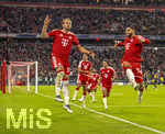 21.10.2026, Fussball UEFA Championsleague 2026/2027: 3.Spieltag,  FC Bayern München - FC Arsenal, in der Allianz-Arena München, Torjubel Harry Kane (li, FC Bayern München) mit Ismael Saibari (re, FC Bayern München), 