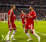 21.10.2026, Fussball UEFA Championsleague 2026/2027: 3.Spieltag,  FC Bayern München - FC Arsenal, in der Allianz-Arena München, Torjubel Harry Kane (li, FC Bayern München) mit Ismael Saibari (re, FC Bayern München), Aleksandar Pavlovic (Bayern München)  