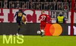 21.10.2026, Fussball UEFA Championsleague 2026/2027: 3.Spieltag,  FC Bayern München - FC Arsenal, in der Allianz-Arena München, Torschuss Eberechi Eze (li, FC Arsenal) gegen Konrad Laimer (FC Bayern München) zum 1:0 