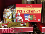 23.10.2026, Schokoladen-Weihnachtsangebot eines Supermarktes in Bayern,  die Lindt-Produkte sind neuerdings alle im Preis gesenkt, viele Schilder weisen die Käufer darauf hin: Eine Vielzahl von Artikeln im Preis gesenkt! Damit reagiert der Hersteller auf die zurückhaltende Nachfrage nach hochpreisiger Schokolade mit gezielten Preisanpassungen, verstärktem Marketing und Produktinnovationen. Besonders das Geschäft in Europa steht unter Druck. Lindt-Konzernchef Adalbert Lechner verlässt deshalb das Unternehmen. Sein Vorgänger Dieter Weisskopf hat die Leitung vorübergehend übernommen. 

