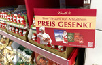 23.10.2026, Schokoladen-Weihnachtsangebot eines Supermarktes in Bayern,  die Lindt-Produkte sind neuerdings alle im Preis gesenkt, viele Schilder weisen die Käufer darauf hin: Eine Vielzahl von Artikeln im Preis gesenkt! Damit reagiert der Hersteller auf die zurückhaltende Nachfrage nach hochpreisiger Schokolade mit gezielten Preisanpassungen, verstärktem Marketing und Produktinnovationen. Besonders das Geschäft in Europa steht unter Druck. Lindt-Konzernchef Adalbert Lechner verlässt deshalb das Unternehmen. Sein Vorgänger Dieter Weisskopf hat die Leitung vorübergehend übernommen. 

