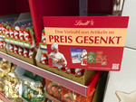 23.10.2026, Schokoladen-Weihnachtsangebot eines Supermarktes in Bayern,  die Lindt-Produkte sind neuerdings alle im Preis gesenkt, viele Schilder weisen die Käufer darauf hin: Eine Vielzahl von Artikeln im Preis gesenkt! Damit reagiert der Hersteller auf die zurückhaltende Nachfrage nach hochpreisiger Schokolade mit gezielten Preisanpassungen, verstärktem Marketing und Produktinnovationen. Besonders das Geschäft in Europa steht unter Druck. Lindt-Konzernchef Adalbert Lechner verlässt deshalb das Unternehmen. Sein Vorgänger Dieter Weisskopf hat die Leitung vorübergehend übernommen. 

