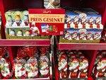 23.10.2026, Schokoladen-Weihnachtsangebot eines Supermarktes in Bayern,  die Lindt-Produkte sind neuerdings alle im Preis gesenkt, viele Schilder weisen die Käufer darauf hin: Eine Vielzahl von Artikeln im Preis gesenkt! Damit reagiert der Hersteller auf die zurückhaltende Nachfrage nach hochpreisiger Schokolade mit gezielten Preisanpassungen, verstärktem Marketing und Produktinnovationen. Besonders das Geschäft in Europa steht unter Druck. Lindt-Konzernchef Adalbert Lechner verlässt deshalb das Unternehmen. Sein Vorgänger Dieter Weisskopf hat die Leitung vorübergehend übernommen. 

