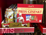 23.10.2026, Schokoladen-Weihnachtsangebot eines Supermarktes in Bayern,  die Lindt-Produkte sind neuerdings alle im Preis gesenkt, viele Schilder weisen die Käufer darauf hin: Eine Vielzahl von Artikeln im Preis gesenkt! Damit reagiert der Hersteller auf die zurückhaltende Nachfrage nach hochpreisiger Schokolade mit gezielten Preisanpassungen, verstärktem Marketing und Produktinnovationen. Besonders das Geschäft in Europa steht unter Druck. Lindt-Konzernchef Adalbert Lechner verlässt deshalb das Unternehmen. Sein Vorgänger Dieter Weisskopf hat die Leitung vorübergehend übernommen. 

