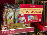 23.10.2026, Schokoladen-Weihnachtsangebot eines Supermarktes in Bayern,  die Lindt-Produkte sind neuerdings alle im Preis gesenkt, viele Schilder weisen die Käufer darauf hin: Eine Vielzahl von Artikeln im Preis gesenkt! Damit reagiert der Hersteller auf die zurückhaltende Nachfrage nach hochpreisiger Schokolade mit gezielten Preisanpassungen, verstärktem Marketing und Produktinnovationen. Besonders das Geschäft in Europa steht unter Druck. Lindt-Konzernchef Adalbert Lechner verlässt deshalb das Unternehmen. Sein Vorgänger Dieter Weisskopf hat die Leitung vorübergehend übernommen. 

