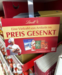 23.10.2026, Schokoladen-Weihnachtsangebot eines Supermarktes in Bayern,  die Lindt-Produkte sind neuerdings alle im Preis gesenkt, viele Schilder weisen die Käufer darauf hin: Eine Vielzahl von Artikeln im Preis gesenkt! Damit reagiert der Hersteller auf die zurückhaltende Nachfrage nach hochpreisiger Schokolade mit gezielten Preisanpassungen, verstärktem Marketing und Produktinnovationen. Besonders das Geschäft in Europa steht unter Druck. Lindt-Konzernchef Adalbert Lechner verlässt deshalb das Unternehmen. Sein Vorgänger Dieter Weisskopf hat die Leitung vorübergehend übernommen. 

