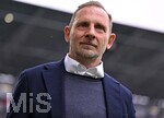 24.10.2026, Fussball Bundesliga 2026/2027, 7.Spieltag, FC Augsburg - 1.FC Union Berlin, in der WWK-Arena Augsburg, Trainer Mauro Lustrinelli (Union Berlin) nachdenklich.


