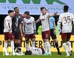 24.10.2026, Fussball Bundesliga 2026/2027, 7.Spieltag, FC Augsburg - 1.FC Union Berlin, in der WWK-Arena Augsburg, Calvin Brackelmann (FC Augsburg) verlässt verletzt das Spiel



