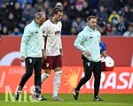 24.10.2026, Fussball Bundesliga 2026/2027, 7.Spieltag, FC Augsburg - 1.FC Union Berlin, in der WWK-Arena Augsburg, Calvin Brackelmann (FC Augsburg) verlässt verletzt das Spiel


