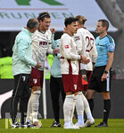 24.10.2026, Fussball Bundesliga 2026/2027, 7.Spieltag, FC Augsburg - 1.FC Union Berlin, in der WWK-Arena Augsburg, Calvin Brackelmann (FC Augsburg) verlässt verletzt das Spiel


