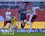 24.10.2026, Fussball Bundesliga 2026/2027, 7.Spieltag, FC Augsburg - 1.FC Union Berlin, in der WWK-Arena Augsburg, Marius Wolf (FC Augsburg) setzt sich durch.


