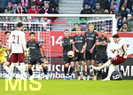 24.10.2026, Fussball Bundesliga 2026/2027, 7.Spieltag, FC Augsburg - 1.FC Union Berlin, in der WWK-Arena Augsburg, Fabian Rieder (FC Augsburg) führt den Freistoss aus.


