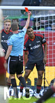 24.10.2026, Fussball Bundesliga 2026/2027, 7.Spieltag, FC Augsburg - 1.FC Union Berlin, in der WWK-Arena Augsburg, Felix Uduokhai (Union Berlin) vktiegt die rote Karte von Schiedsrchter Dr. Robin Braun (Deutschland)


