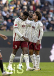 24.10.2026, Fussball Bundesliga 2026/2027, 7.Spieltag, FC Augsburg - 1.FC Union Berlin, in der WWK-Arena Augsburg, Juma Bah (FC Augsburg) geht nach seinem Platzverweis frustriert vom Feld. Iris Chrislain Aurel Matisma (mitte, FC Augsburg) und Han-Noah Massengo (FC Augsburg) trösten ihn