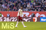 24.10.2026, Fussball Bundesliga 2026/2027, 7.Spieltag, FC Augsburg - 1.FC Union Berlin, in der WWK-Arena Augsburg, Juma Bah (FC Augsburg) geht nach seinem Platzverweis frustriert vom Feld.