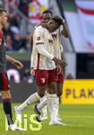 24.10.2026, Fussball Bundesliga 2026/2027, 7.Spieltag, FC Augsburg - 1.FC Union Berlin, in der WWK-Arena Augsburg, Juma Bah (FC Augsburg) geht nach seinem Platzverweis frustriert vom Feld. Iris Chrislain Aurel Matisma (FC Augsburg) tröstet ihn 