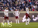24.10.2026, Fussball Bundesliga 2026/2027, 7.Spieltag, FC Augsburg - 1.FC Union Berlin, in der WWK-Arena Augsburg, Juma Bah (re, FC Augsburg) geht nach seinem Platzverweis frustriert vom Feld. 