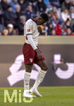 24.10.2026, Fussball Bundesliga 2026/2027, 7.Spieltag, FC Augsburg - 1.FC Union Berlin, in der WWK-Arena Augsburg, Juma Bah (FC Augsburg) geht nach seinem Platzverweis frustriert vom Feld. 