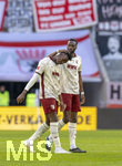 24.10.2026, Fussball Bundesliga 2026/2027, 7.Spieltag, FC Augsburg - 1.FC Union Berlin, in der WWK-Arena Augsburg, Juma Bah (FC Augsburg) geht nach seinem Platzverweis frustriert vom Feld. Iris Chrislain Aurel Matisma (re, FC Augsburg) tröstet ihn 