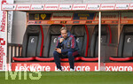 25.10.2026, Fussball Bundesliga 2026/2027, 7.Spieltag, SC Freiburg - FC Bayern München im Europa-Park-Stadion Freiburg im Breisgau. Co-Trainer Aaron Danks (Bayern München) vor dem Spiel auf der Bank mit dem Handy.

