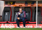 25.10.2026, Fussball Bundesliga 2026/2027, 7.Spieltag, SC Freiburg - FC Bayern München im Europa-Park-Stadion Freiburg im Breisgau. Co-Trainer Aaron Danks (Bayern München) vor dem Spiel auf der Bank mit dem Handy.

