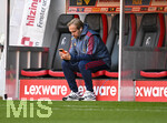 25.10.2026, Fussball Bundesliga 2026/2027, 7.Spieltag, SC Freiburg - FC Bayern München im Europa-Park-Stadion Freiburg im Breisgau. Co-Trainer Aaron Danks (Bayern München) vor dem Spiel auf der Bank mit dem Handy.

